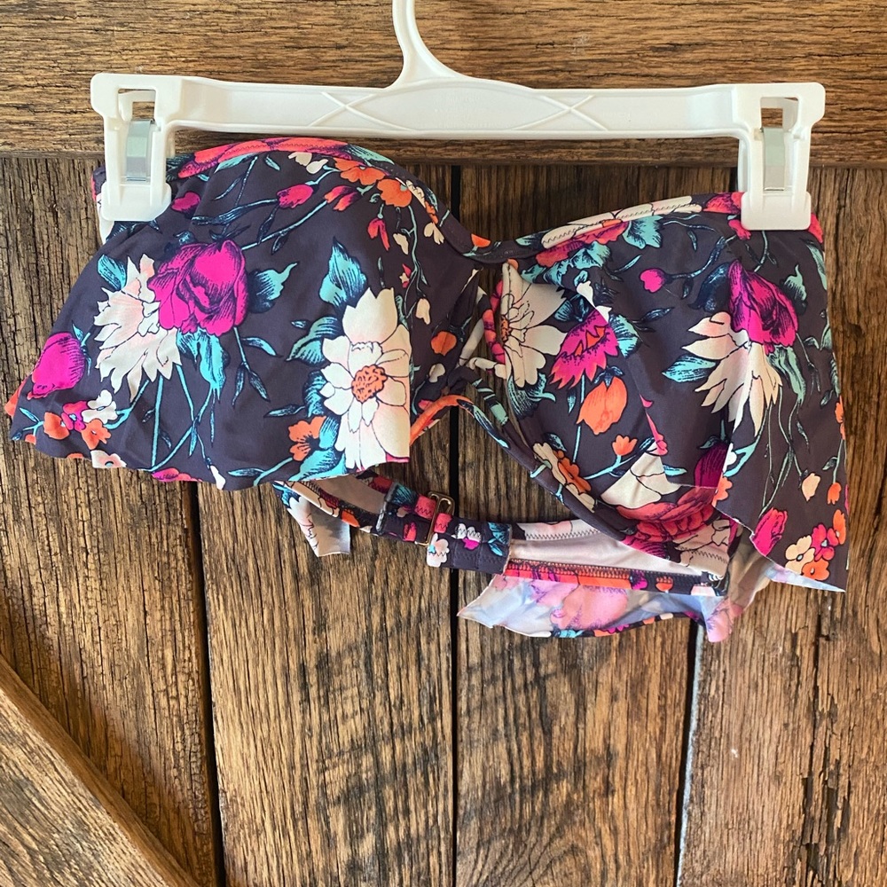 Strapless swim top